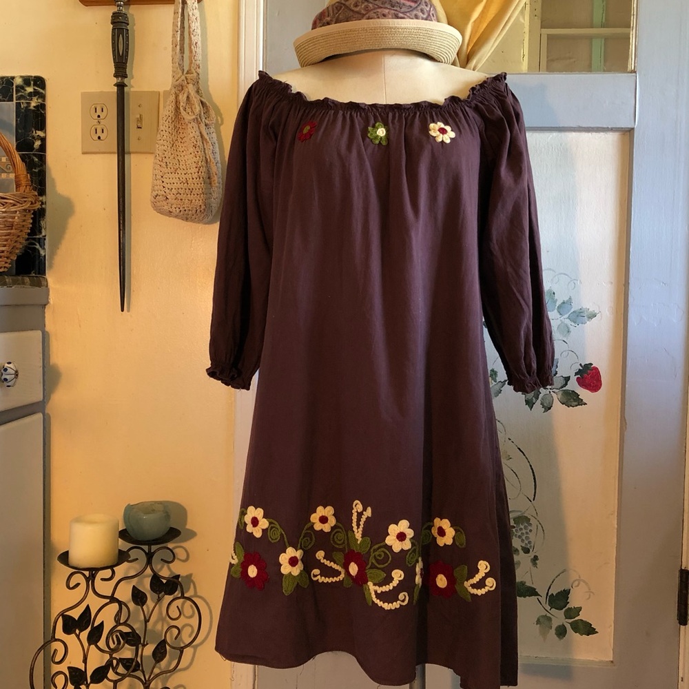 Off the shoulder smock w/embroidered flowe…